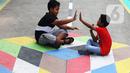 Anak-anak bermain di atas lukisan tiga dimensi (3D) di Jalan Perumahan Bojong Depok Baru 1, RT 03/RW 19 Bojonggede, Bogor, Jawa Barat, Selasa (3/8/2020). Dalam rangka menyambut HUT ke-75 RI, warga berbenah memperindah lingkungan dengan melukis 3D pada jalan. (merdeka.com/Arie Basuki)