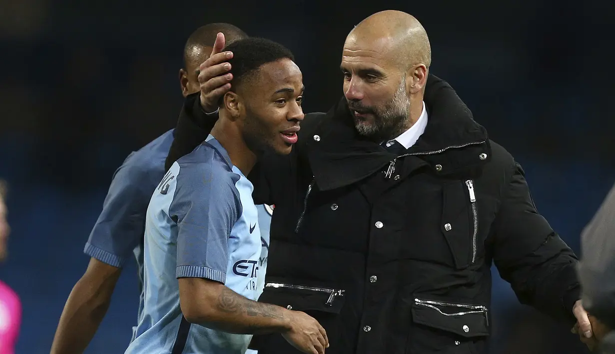 Pep Guardiola (kanan) memberikan selamat kepada Raheem Sterling usai laga melawan Huddersfield Town pada Piala FA putaran kelima di Stadion Etihad, Manchester, Rabu, (1/3/2017). Man.City menang 5-1. (AP/Dave Thompson).