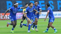 Para pemain Persib Bandung merayakan gol Patricio Matricardi ke gawang PSIM Yogyakarta pada pertandingan pekan ke-31 BRI Super League 2025/2026di Stadion Gelora Bandung Lautan Api, pada Senin (4/5/2026) sore WIB. (Bola.com/Erwin Snaz)