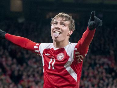Pemain Denmark Rasmus Hojlund merayakan golnya ke gawang Finlandia pada pertandingan sepak bola Grup H Kualifikasi Euro 2024 di Kopenhagen, Denmark, Kamis (23/3/2023). (Liselotte Sabroe/Ritzau Scanpix/AFP)
