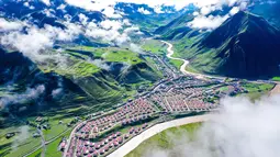 Foto dari udara pada 14 Juni 2020 memperlihatkan aliran Sungai Gaqu yang melewati area relokasi di Kota Chido di Wilayah Dengqen di Qamdo, Daerah Otonom Tibet, China. (Xinhua/Tian Jinwen)