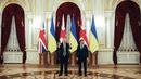Perdana Menteri Inggris Boris Johnson (kiri) berfoto dengan Presiden Ukraina Volodymyr Zelenskyy, sebelum pembicaraan mereka di tengah meningkatnya ketegangan antara Ukraina dan Rusia, di istana kepresidenan, di Kyiv, Ukraina, Selasa (1/2/2022).  (Peter Nicholls/Pool Photo via AP)