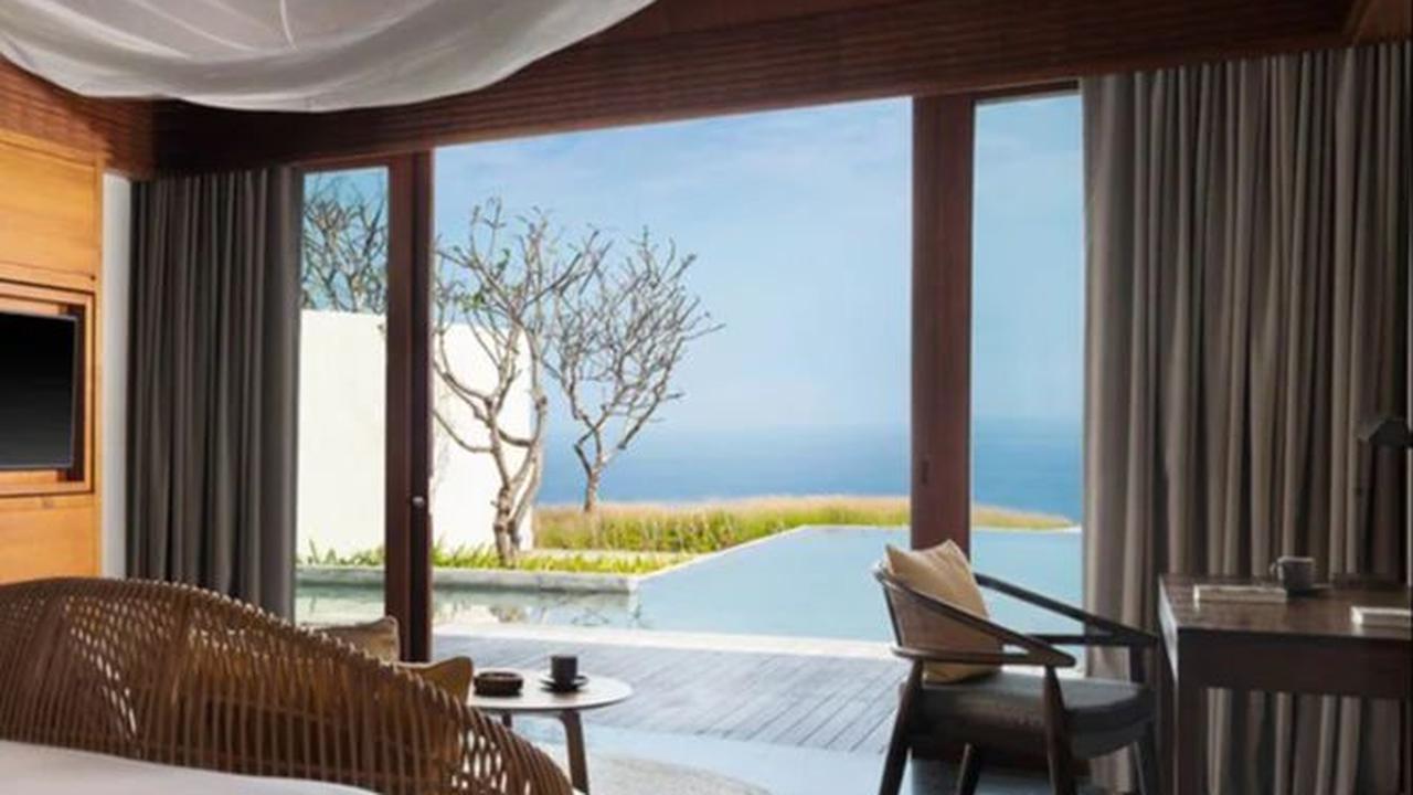 Hotel ini juga memiliki interior dan pelayanan bersandar internasional. Tak heran, hotel bintang 5 di Bali ini mematok tarif menginap mulai dari Rp9 jutaan hingga Rp30 jutaan permalamnya.