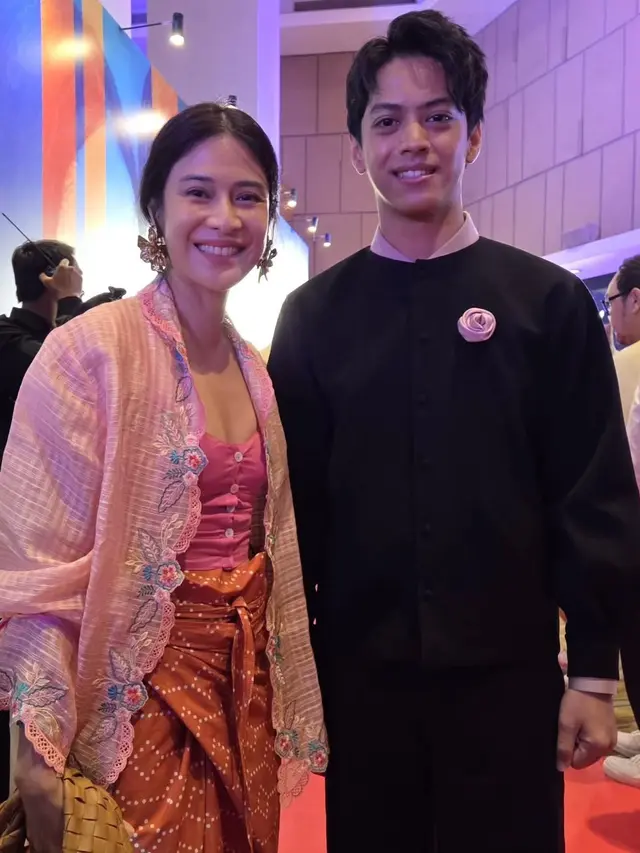 Adu Gaya Leya Princy dan Dian Sastro di Premiere Film Rangga & Cinta