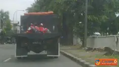 Anak-anak Sekolah Dasar (SD) naik mobil truk terbuka di Jalan Bekasi Timur, tepatnya depan penjara Cipinang. (Pengirim : Untung)