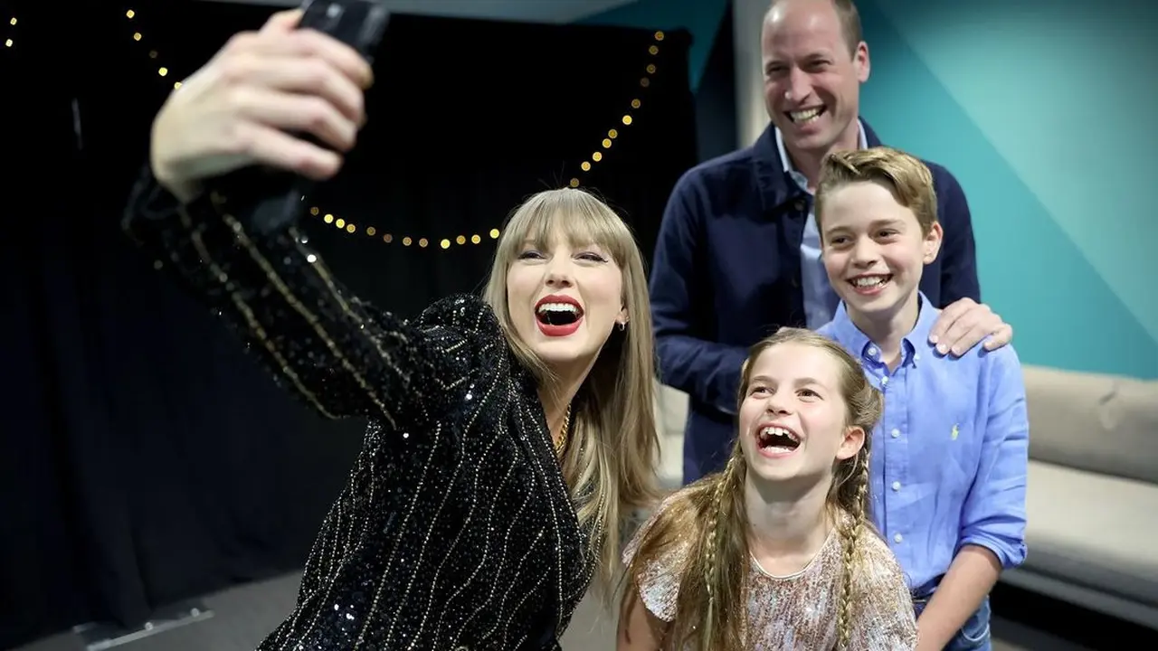 Kado Ultah Tambahan untuk Pangeran William, Foto Bareng Taylor Swift di Belakang Panggung