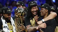 Dua pebasket Oklahoma City Thunder, Jaylin Williams dan Jalen Williams merayakan sukses tim menjadi juara NBA 2025/2026. (Matthew Stockman/Getty Images/AFP)