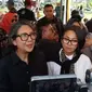 Sari Yok Koeswoyo dan Helen Koeswoyo, di pemakaman Nomo Koeswoyo pada Rabu (15/3/2023) siang. (Dok. via M. Altaf Jauhar)