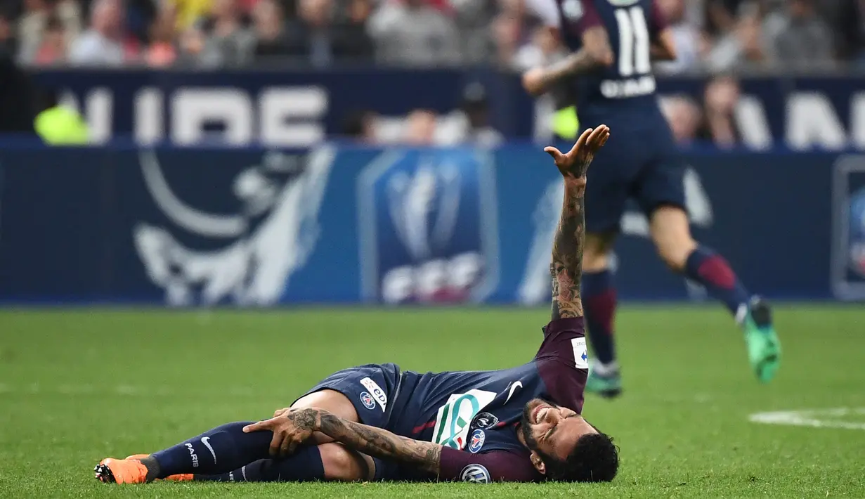 Bek Paris Saint-Germain asal Brasil, Daniel Alves kesakitan saat melawan Les Herbiers pada laga Piala Prancis di Stade de France, Saint-Denis, (8/5/2018). Alves terancam gagal ikut Piala Dunia 2018. (AFP/Franck Fife)