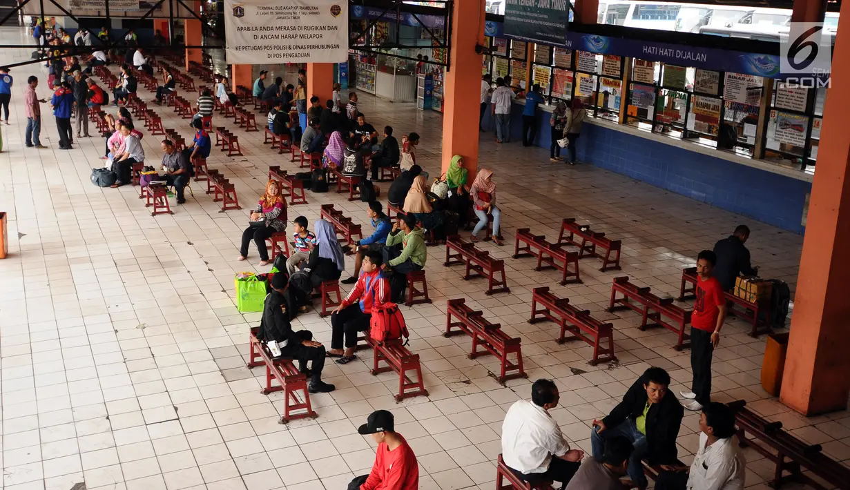 Sejumlah calon pemudik menanti bis antar kota antar provinsi di Terminal Kampung Rambutan,  Jakarta, Sabtu (24/6). Hingga H-1 Lebaran 2017, pemudik terus berdatangan di Terminal Kampung  Rambutan. (Liputan6.com/Helmi Fithriansyah)