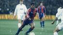 Romario. Striker Brasil yang kini berusia 56 tahun dan pensiun bersama America RJ Januari 2010 ini pernah berseragam Barcelona selama 2 musim, 1993/1994 dan 1994/1995. Dalam laga El Clasico 9 Januari 1994 ia membuat hattrick dan membawa Barcelona menang 5-0. (sport.es)