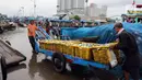 Nelayan memindahkan ikan hasil tangkapan di Pelabuhan Muara Angke, Jakarta, Selasa (27/12/2022). Kementerian Kelautan dan Perikanan (KKP) pada 2023 menargetkan peningkatan nilai ekspor komoditas kelautan dan perikanan hingga mencapai USD 7,6 miliar. (Liputan6.com/Herman Zakharia)
