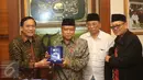 Direktur Utama Indosiar Imam Sudjarwo memberikan cinderamata kepada Ketua Umum PBNU Said Aqil Siradj di kantor PBNU Jakarta, Senin (17/4). Pertemuan EMTEK Grup dengan PBNU dalam rangka silaturahmi. (Liputan6.com/Angga Yuniar)