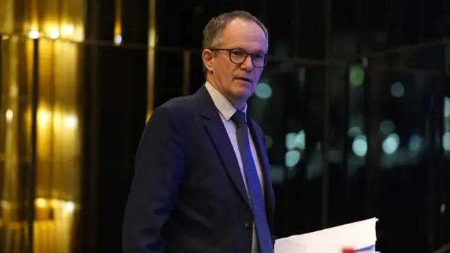 Peter Ben Embarek dari tim Organisasi Kesehatan Dunia tiba untuk konferensi pers bersama pada Selasa, 9 Februari 2021. (AP)