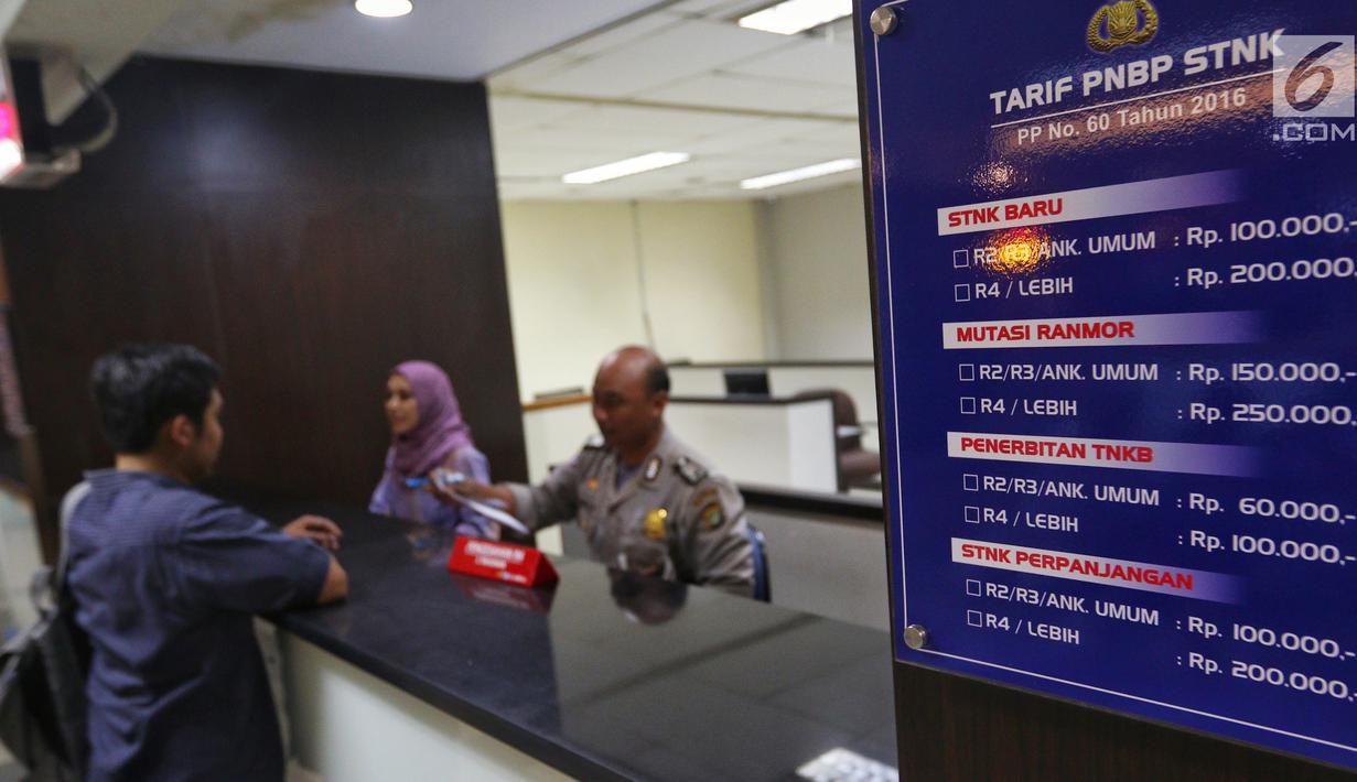 Pemilik kendaraan membayar pajak saat Program Pemutihan Pajak Kendaraan Bermotor di Samsat Polda Metro Jaya, Jumat (16/11). Kebijakan pemutihan pajak kendaraan bermotor di Jakarta berlaku Mulai 15 November - 15 Desember 2018. (Liputan6.com/Johan Tallo)
