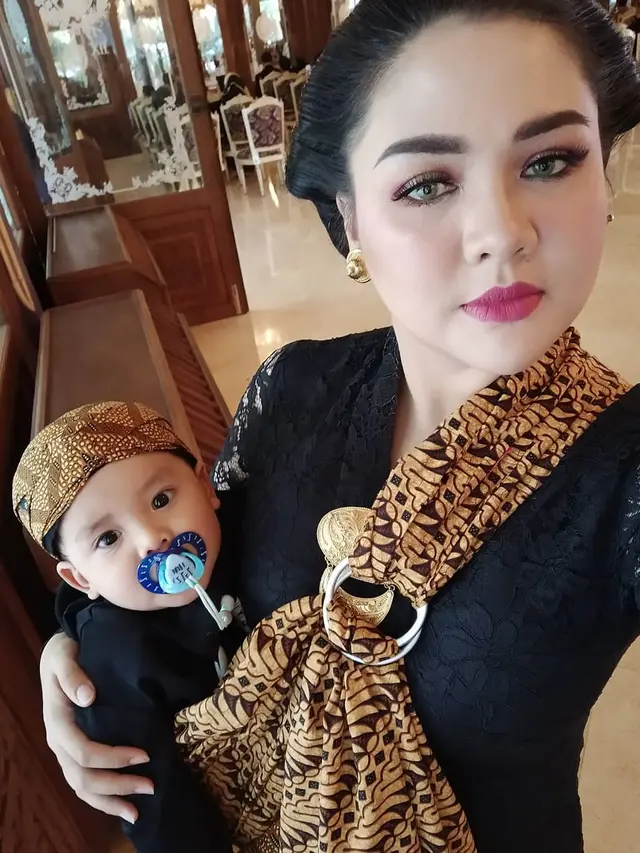 Potret Manis Vicky Shu Bersama Baby Abimanyu (sumber: instagram/@vickyshu)