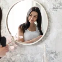 Ritual morning mirror smile merupakan bentuk self love yang membantu membangun hubungan lebih sehat dengan diri sendiri, menyembuhkan luka emosional, serta menumbuhkan rasa percaya diri dari dalam. [Dok/freepik.com]