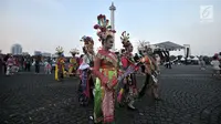 Penari berjalan saat Jakarnaval 2018 di kawasan Silang Monas, Jakarta, Minggu (8/7). Karnaval digelar dalam rangka HUT ke-491 DKI Jakarta. (Merdeka.com/Iqbal S Nugroho)