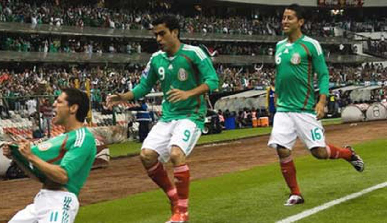 Mexico's Guillermo Franco celebrates with teammates the first goal against Trinidad and Tobago during their FIFA World Cup 2010 qualifier match at Azteca stadium in Mexico city on June 10, 2009. AFP PHOTO/Omar TORRES