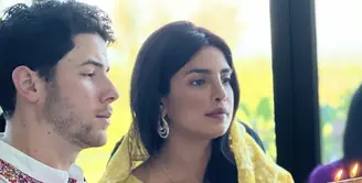 Priyanka Chopra dan Nick Jonas tampil dalam balutan baju khas India.  [Foto: Instagram/ Priyanka Chopra]