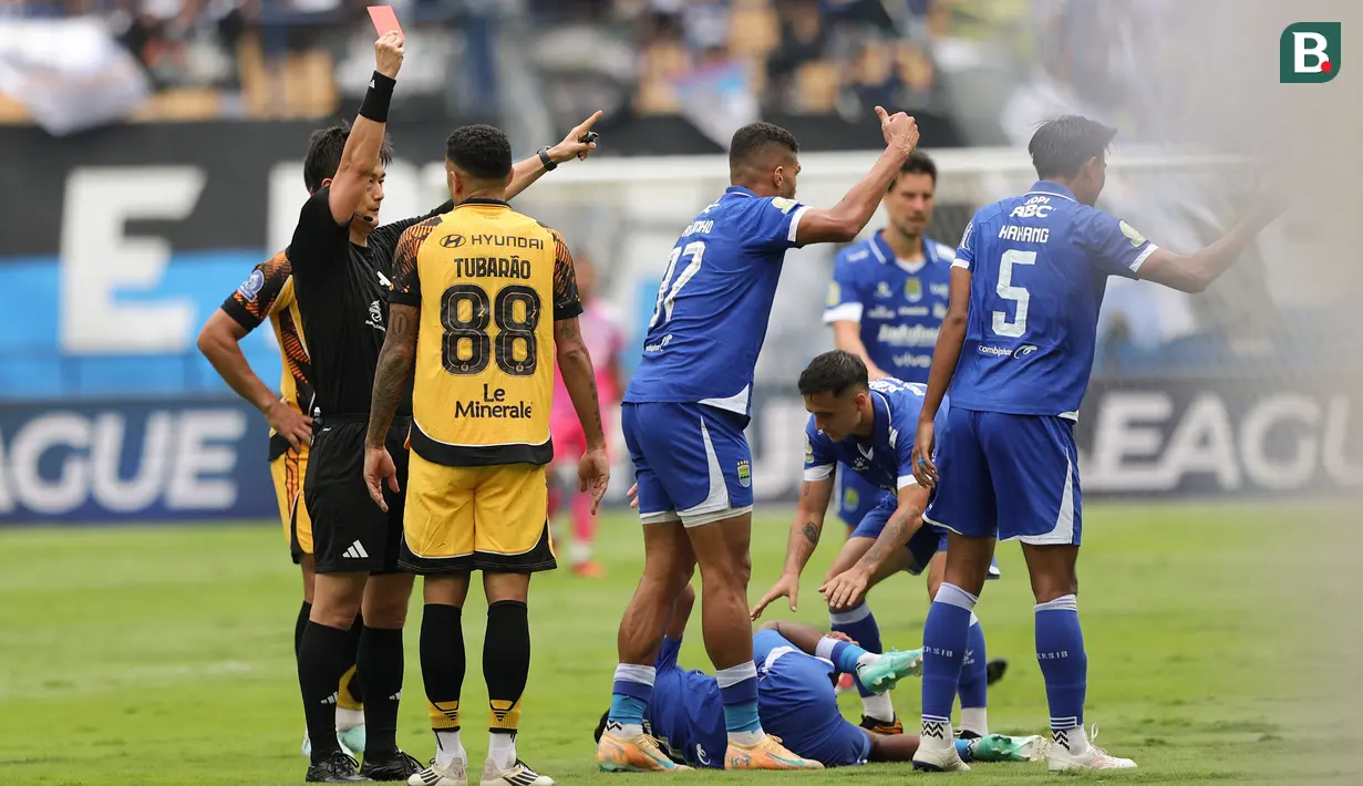 Wasit Ko Hyung-jin memberikan kartu merah kepada pemain Persija Jakarta, Bruno Tubarao setelah melanggar pemain Persib Bandung dalam laga lanjutan BRI Super League 2025/2026 di Stadion Gelora Bandung Lautan Api, Bandung, Minggu (11/01/2026). (Bola.com/Abdul Aziz)