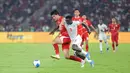 Pemain Timnas Indonesia, Elkan Baggot, berebut bola dengan pemain Mozambik, Alcídio Davide, pada FIFA Matchday di Stadion Utama Gelora Bung Karno (SUGBK), Jakarta, pada Selasa (9/6/2026). (Bola.com/Bagaskara Lazuardi)