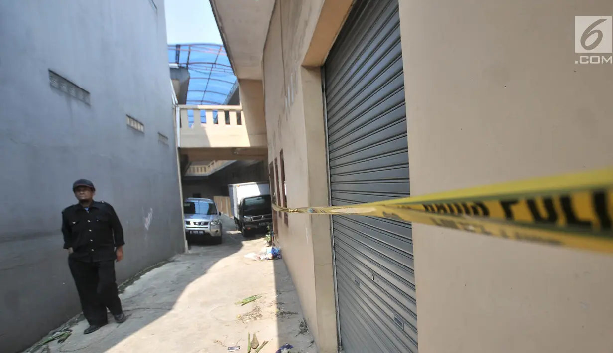 Garis polisi terpasang di tempat kejadian perkara (TKP) pembunuhan satu keluarga di Bojong Nangka II, Bekasi, Jawa Barat, Rabu (21/11). Rekonstruksi digelar oleh Tim Inafis Polda Metro Jaya dan Polres Metro Bekasi. (Merdeka.com/Iqbal Nugroho)
