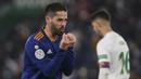 Kalah jumlah pemain, Real Madrid pantang menyerah. Pada menit ke-108 Los Blancos berhasil menyamakan skor 1-1 melalui Isco usai memanfaatkan umpan Dani Ceballos. (AP/Alberto Saiz)