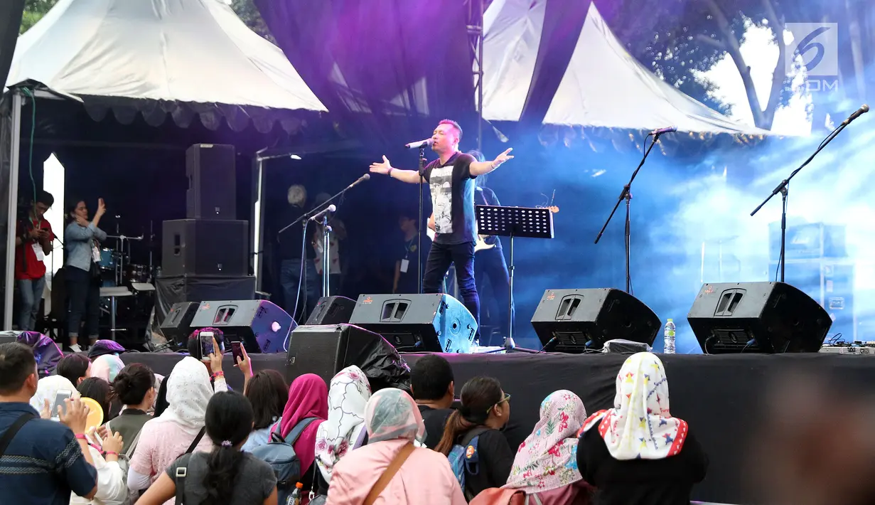 Vokalis grup band era 90 an Kidnap Katrina, Anang Hermansyah (tengah) saat tampil pada gelaran The 90’s Festival di Gambir Expo Kemayoran, Jakarta, Sabtu (10/11). The 90’s Festival kali ini merupakan yang keempat. (Liputan6.com/Helmi Fithriansyah)