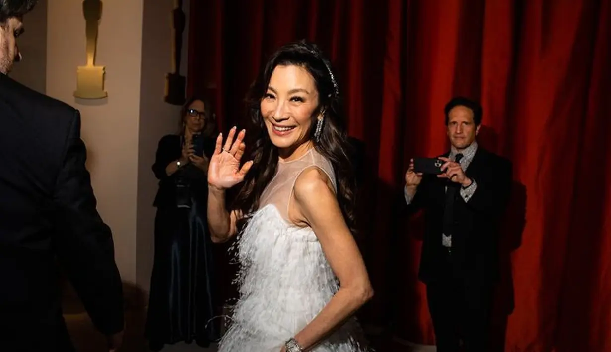 Michelle Yeoh menampilkan look angelic dengan pipi merona merah muda. Serta lipstik serasi dan bulu mata berkibar. Kulit mulusnya terhidrasi dan bercahaya. Cantik!
[Foto: @theacademy]