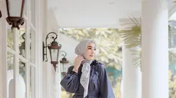 Meski tergolong baru dalam mengenakan hijab, namun Erin nampak tak kesulitan dalam memadupadankan style berpakaiannya sehari-hari dengan hijab. Erin juga diketahui memiliki clothing line sendiri. (Liputan6.com/IG/erintaulany)