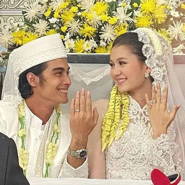 Semakin Dekat, Ini 6 Potret Cinta Brian dan Zoe Abbas Pakai Baju Warna Senada