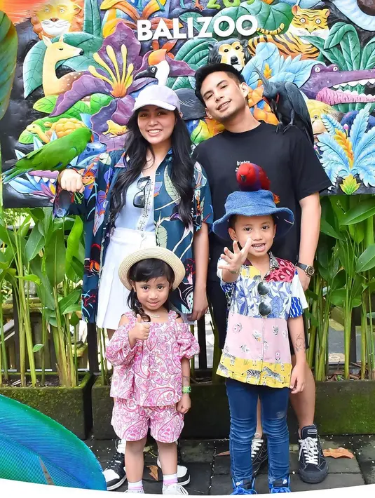 Meski tak lagi menjadi suami istri, tapi keduanya tetap kompak membesarkan anak-anak. Mereka masih seperti keluarga utuh. [Instagram/rachelvennya]