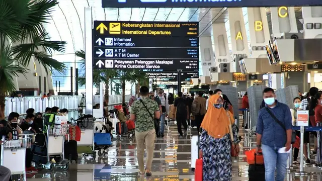 Penumpang pesawat di Bandara Soekarno Hatta