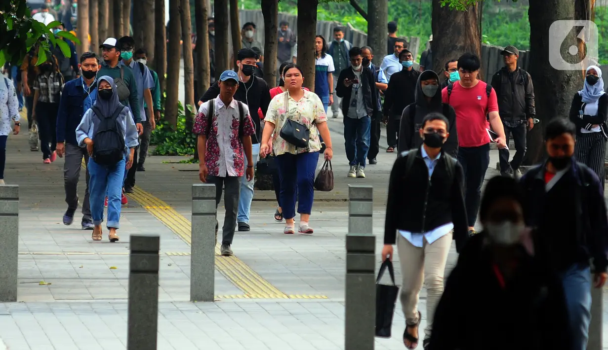 Terkait aturan tersebut, Heru Budi menyarankan adanya pembagian sebanyak dua kali bagi pekerja yang masuk pukul 08.00 WIB. Nantinya, dibuat juga jam masuk kantor pukul 10.00 WIB. (merdeka.com/Imam Buhori)