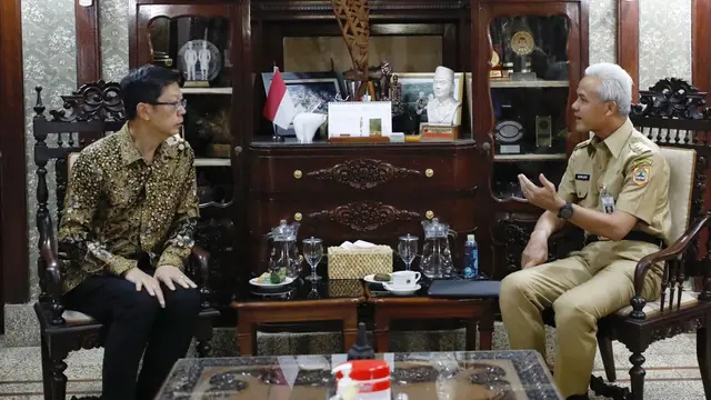Gubernur Jawa Tengah Ganjar Pranowo  saat menerima kunjungan courtesy call Duta Besar (Dubes) Kerajaan Thailand Prapan Disyatat di Puri Gedeh, Kota Semarang pada Senin (24/7/2023).