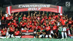 Pemain Persebaya mengangkat piala usai menumbangkan PSMS Medan di Final Liga 2 Indonesia di Stadion GBLA, Bandung, Selasa (28/11). Persebaya unggul 3-2 atas PSMS Medan. (Liputan6.com/Helmi Fithriansyah)