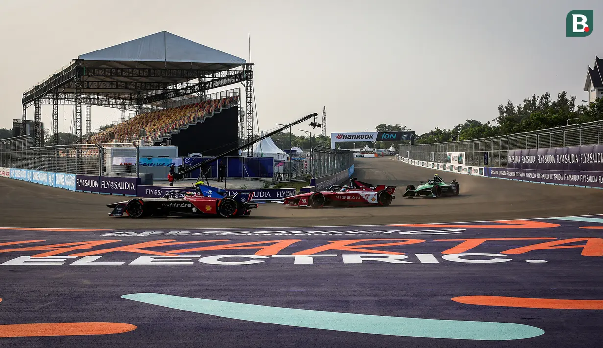 Sejumlah pebalap memacu mobilnya saat sesi latihan bebas Jakarta E-Prix 2023 yang berlangsung di Jakarta Intenational E-Prix Circuit (JIEC), Ancol, Jakarta, Jumat (02/06/2023). (Bola.com/Bagaskara Lazuardi)