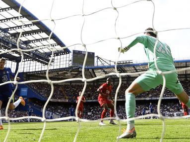 Pemain Chelsea Kai Havertz (kiri) mencetak gol ke gawang Watford pada pertandingan sepak bola Liga Inggris di Stamford Bridge, London, Inggris, 22 Mei 2022. Chelsea menang 2-1. (Glyn KIRK/AFP)