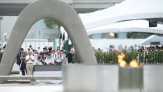 Orang-orang berdoa untuk para korban bom atom di Hiroshima Peace Memorial Park, pusat kota Hiroshima, Jepang, Selasa (5/8/2019). Pemerintah Jepang menggelar peringatan jatuhnya bom atom di Kota Hiroshoma 74 tahun lalu yang menandai berakhirnya Perang Dunia (PD) II. (JIJI PRESS / AFP)