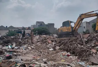 Dinas Lingkungan Hidup (DLH) DKI Jakarta mulai menggenjot pengangkutan sampah di lahan kosong yang dijadikan tempat pembuangan sampah (TPS) liar, Kramat Jati, Jakarta Timur. (Foto: DLH DKI Jakarta).