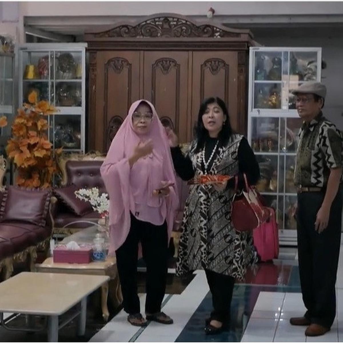 Berkarya Puluhan Tahun, Ini 8 Potret Rumah Yati Pesek yang Kini Jadi Sorotan - Punya Toko Alat Tulis dan Persewaan Kostum
