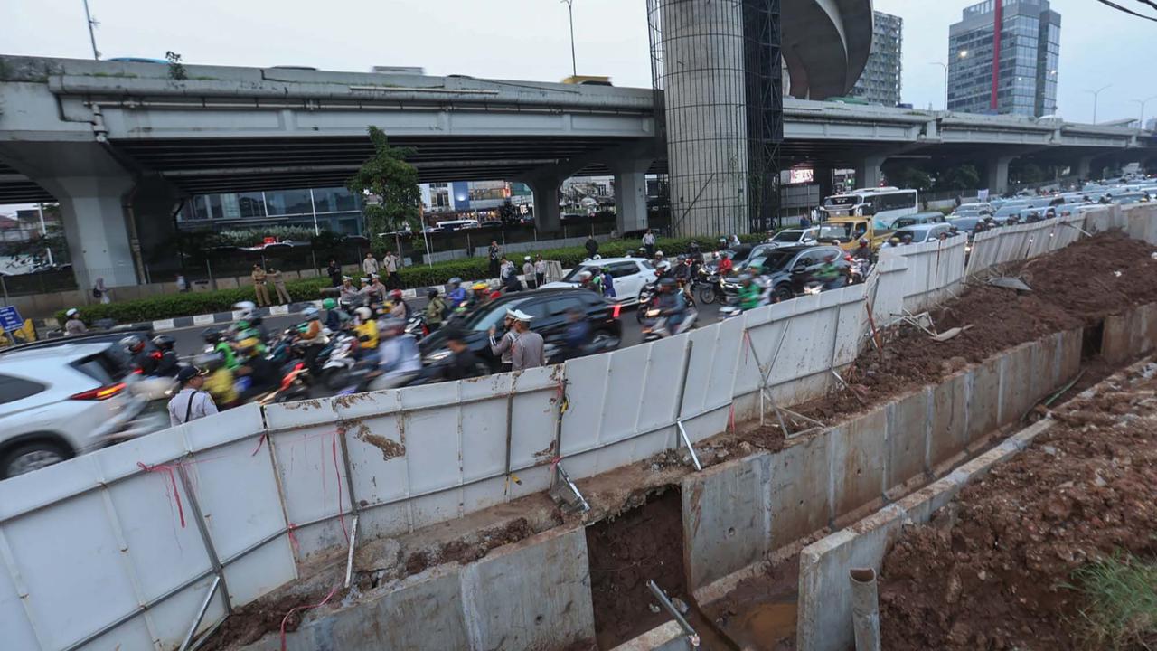 FOTO: Macet Horor di TB Simatupang, Gubernur DKI Ultimatum Proyek Galian Rampung Oktober
