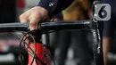 Petugas membawa sepeda jenis Road Bike di lobby Gedung KPK, Jakarta, Jumat (19/3/2021). KPK menerima 13 unit sepeda dari pihak yang mewakili tersangka suap perizinan pengelolaan komoditas perairan tahun 2020, Syafri, Staf Khusus mantan Menteri KKP, Edhy Prabowo. (Liputan6.com/Helmi Fithriansyah)