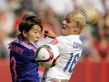 Bek Jepang, Azusa Iwashimizu (kiri) berebut bola dengan gelandang Inggris, Katie Chapman dalam semifinal Piala Dunia Wanita 2015di Stadion Commonwealth, Montreal, Kanada. (1/7/2015).  (Erich Schlegel-USA TODAY Sports/Reuters)
