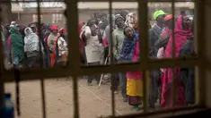 Warga Kenya mengantre untuk menggunakan hak pilih mereka di Bissil, selatan Nairobi, Selasa (8/8). Negara berpenduduk 50 juta jiwa itu antusias berpartisipasi dalam Pemilihan Umum Presiden baru. (AP Photo/Jerome Delay)