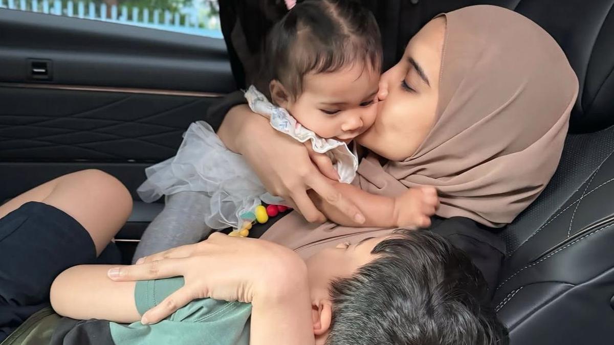 Rebutan Pelukan hingga Ditemani Berkuda, Begini Gemasnya Momen Quality Time Zaskia Sungkar dengan Anak
