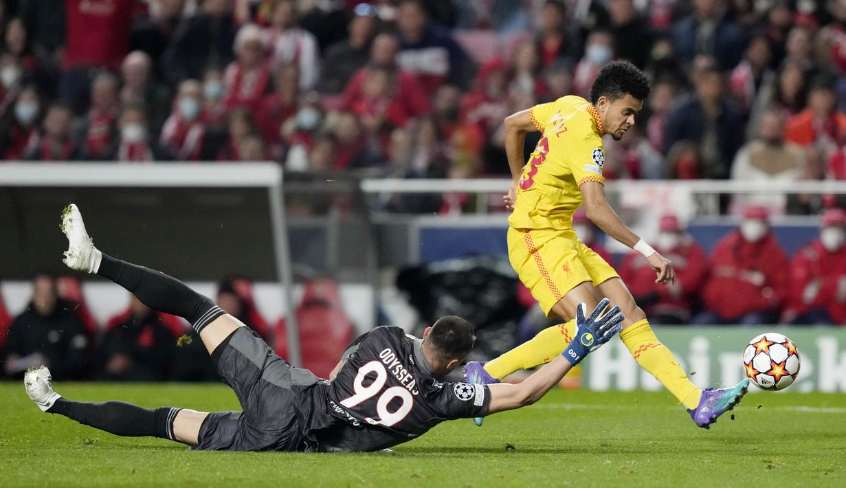 Luis Diaz menjadi penyerang paling efektif Liverpool pada pertandingan melawan Benfica tadi malam. Pergerakannya menjadi ancaman nyata bagi lini pertahanan lawan. Pada laga kali ini, pemain Kolombia itu menyumbang satu gol. (AP/Armando Franca)
