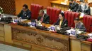 Ketua DPR Puan Maharani (kedua kanan) saat memimpin rapat Paripurna DPR Ke-8 Masa Persidangan I Tahun Sidang 2022-2023 di Kompleks Parlemen, Senayan, Jakarta, Selasa (4/10/2022). Dalam Rapat Paripurna tersebut DPR mengesahkan sembilan Calon Anggota Komnas HAM RI Periode 2022-2027. (Liputan6.com/Angga Yuniar)