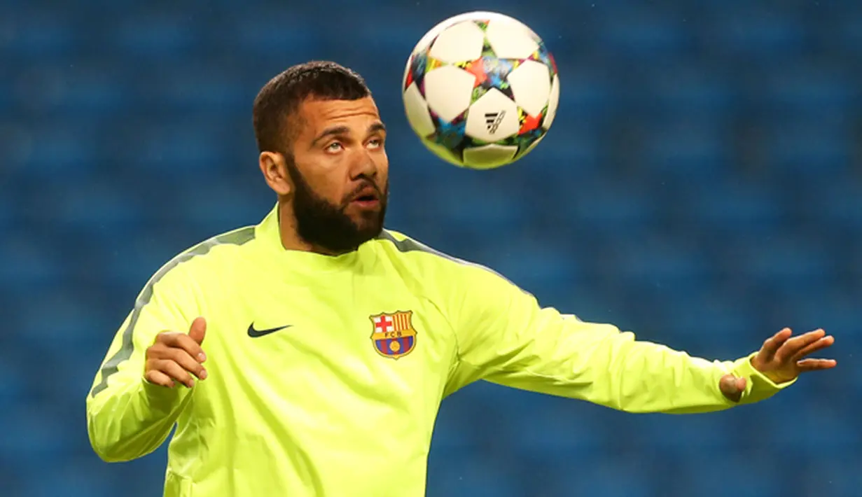  Gaya Dani Alves saat mengontrol bola atas saat latihan di Etihad Stadium, Inggris, Selasa (24/2/2015). Manchester City akan menjamu Barcelona di leg pertama Liga Champion di Etihad Stadium pada Rabu (25/2/2015).(Reuters/Carl Recine)